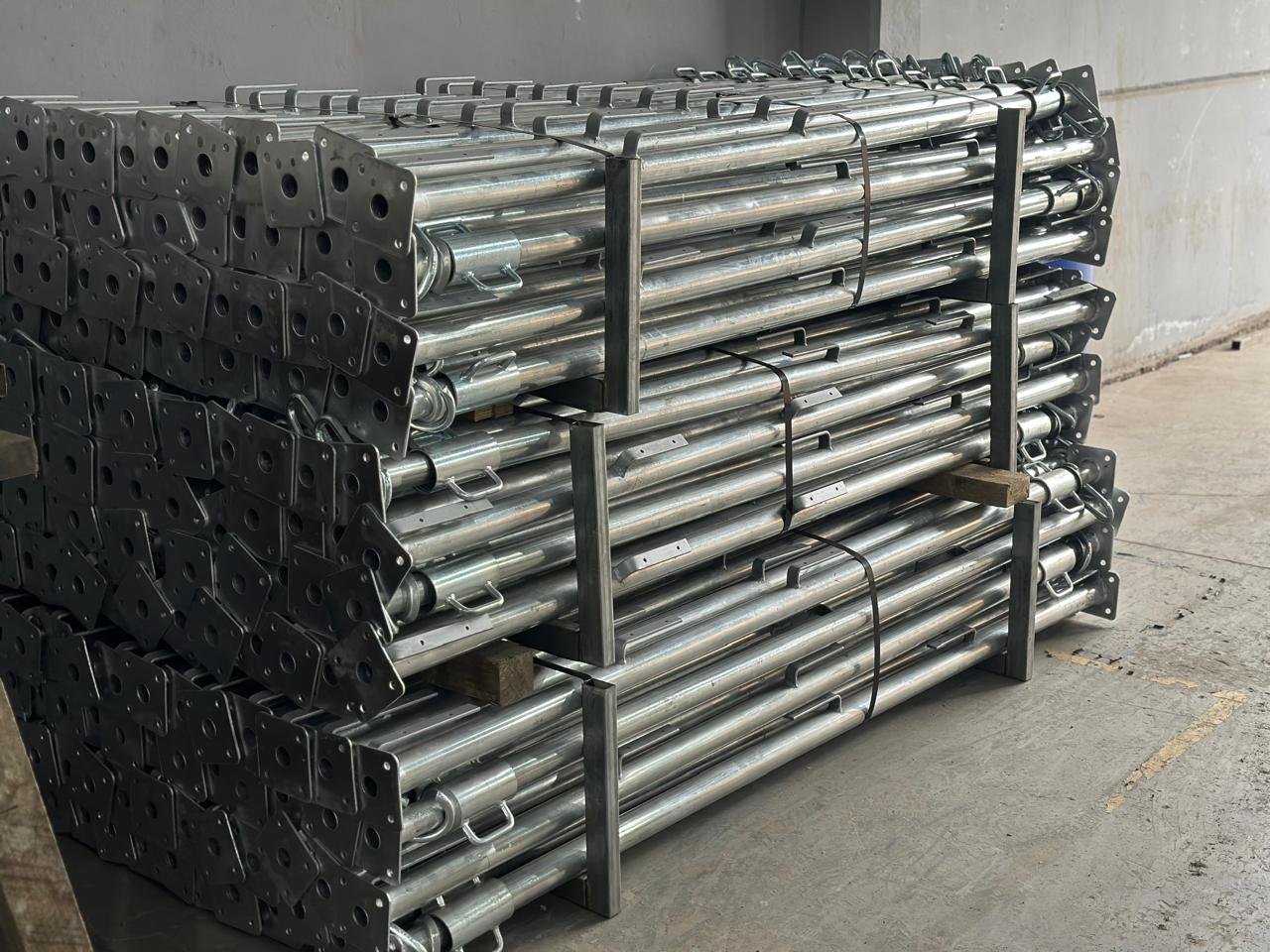 Escora Metálica com Suporte de Guarda-Corpo